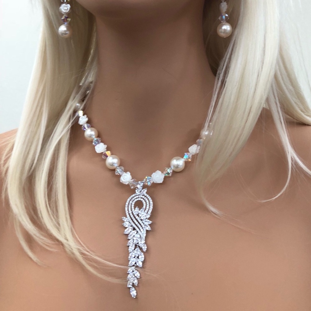 NWT Swarovski Pearl Crystal Necklace Set